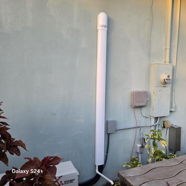 A picture of a galaxy s24 plus shows a white pipe on the side of a building