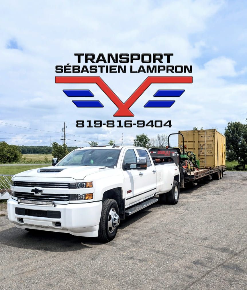 Un camion blanc avec une remorque attachée est garé sur un parking.