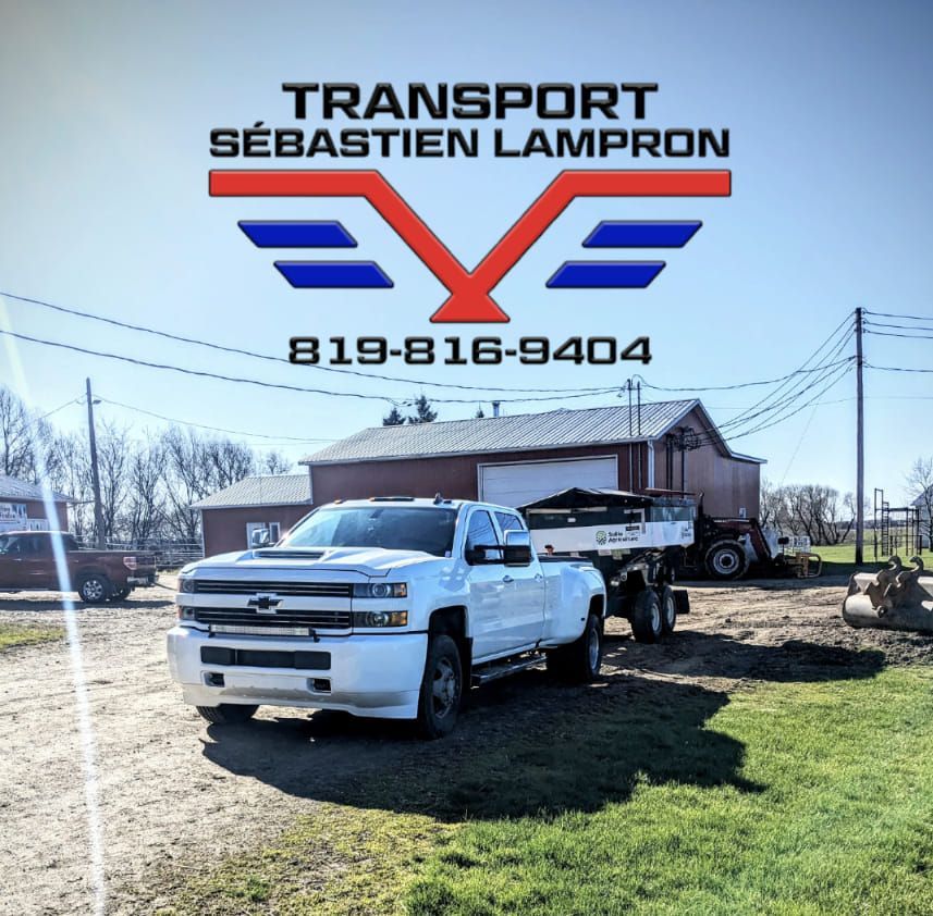 Un camion blanc est garé sur un chemin de terre devant un bâtiment sur lequel est écrit transport sebastien lampron
