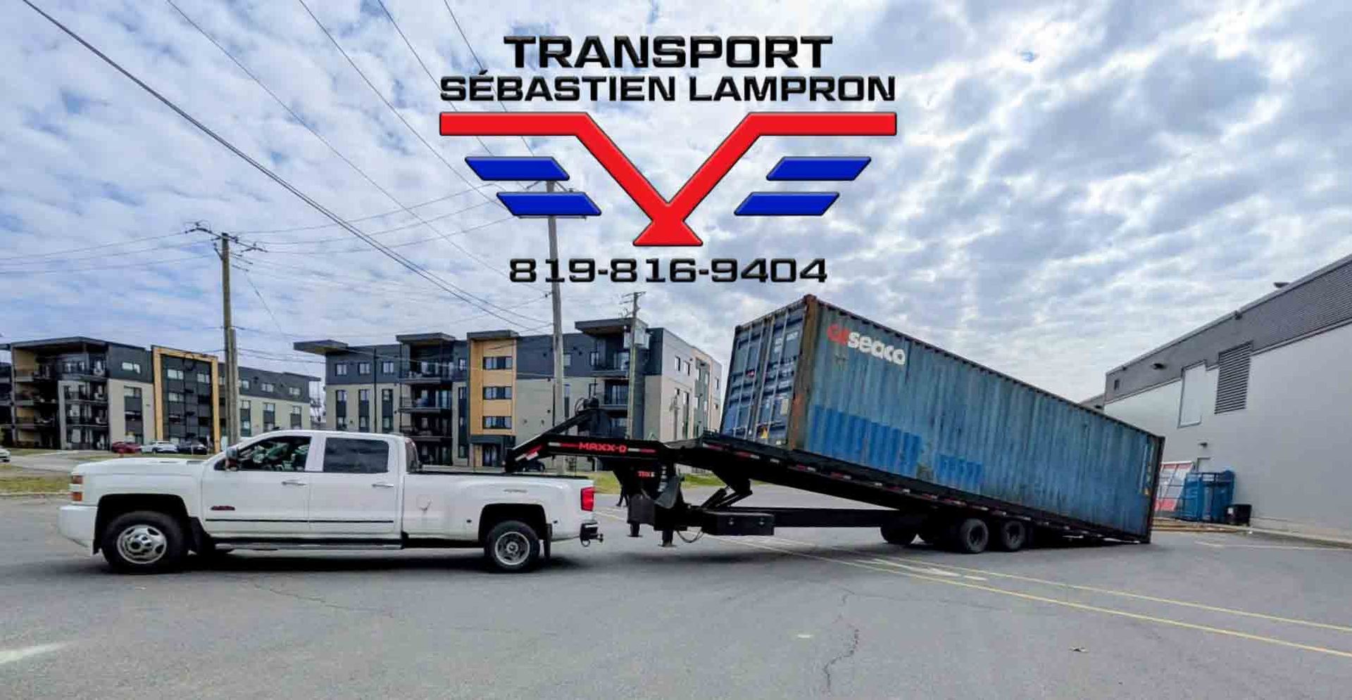 Une rangée de camions est garée sur un terrain en gravier.