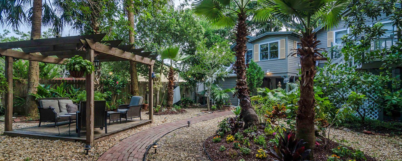 Casablanca Inn pathway