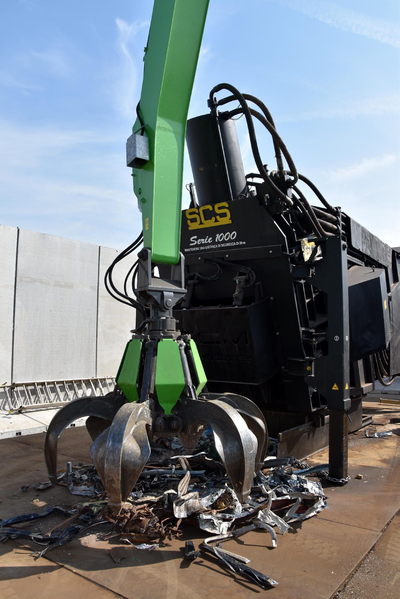 Una pinza industriale verde e nera