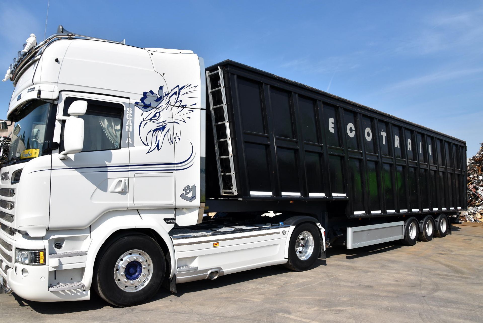 Una pinza industriale verde e nera