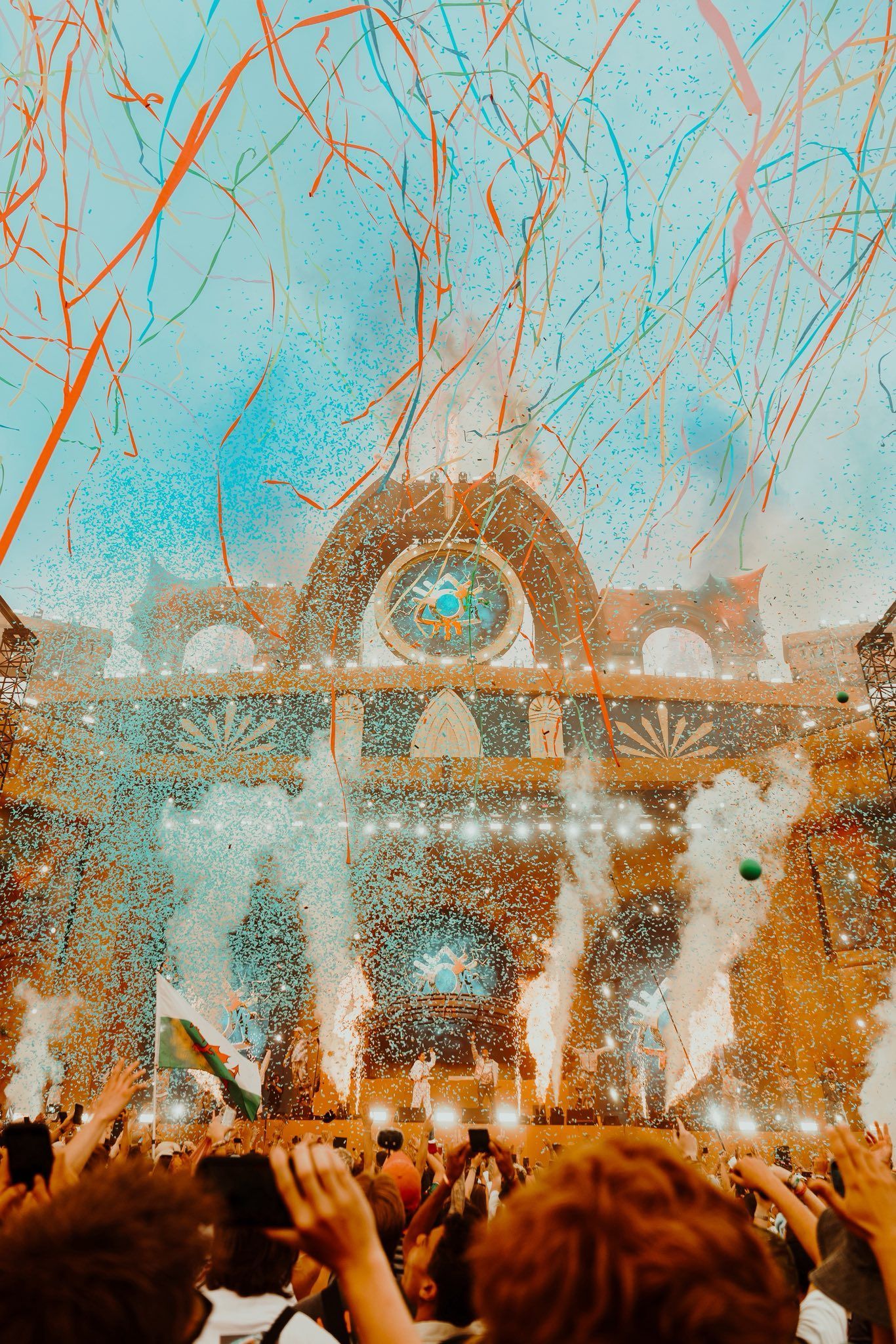 festivalstage with ed screen and confetti