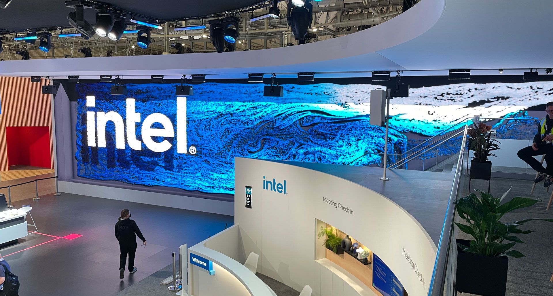 intel exhibitions curved led screens