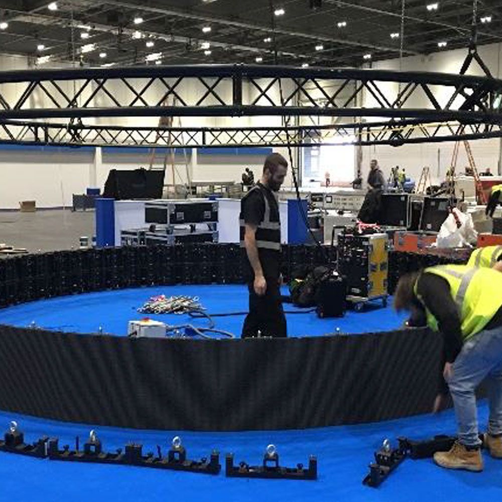 Image of the iMAG team creating a curved LED backdrop for the telegraph cruise show