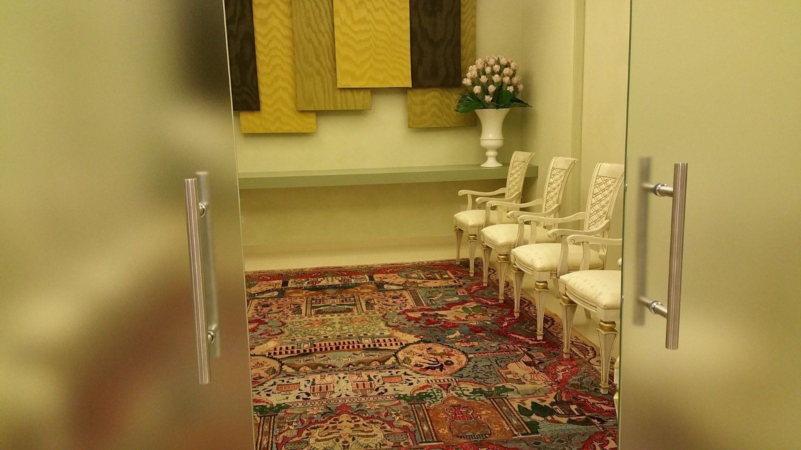 una stanza con un tappeto e delle sedie