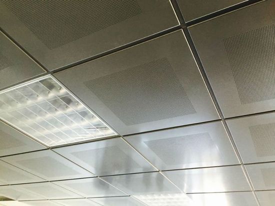 un soffitto con dei pannelli e delle luci