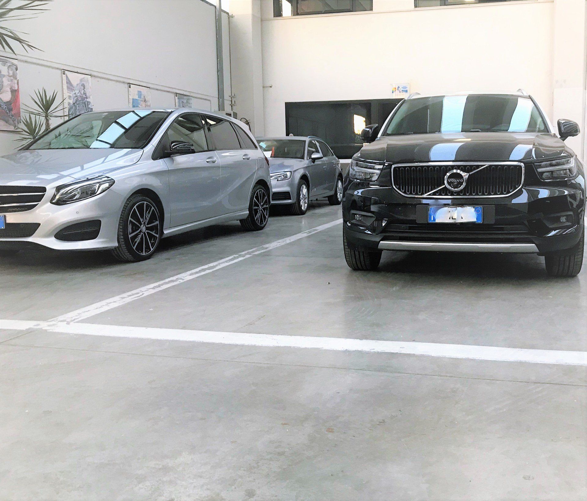 auto in attesa di riparazione in autofficina