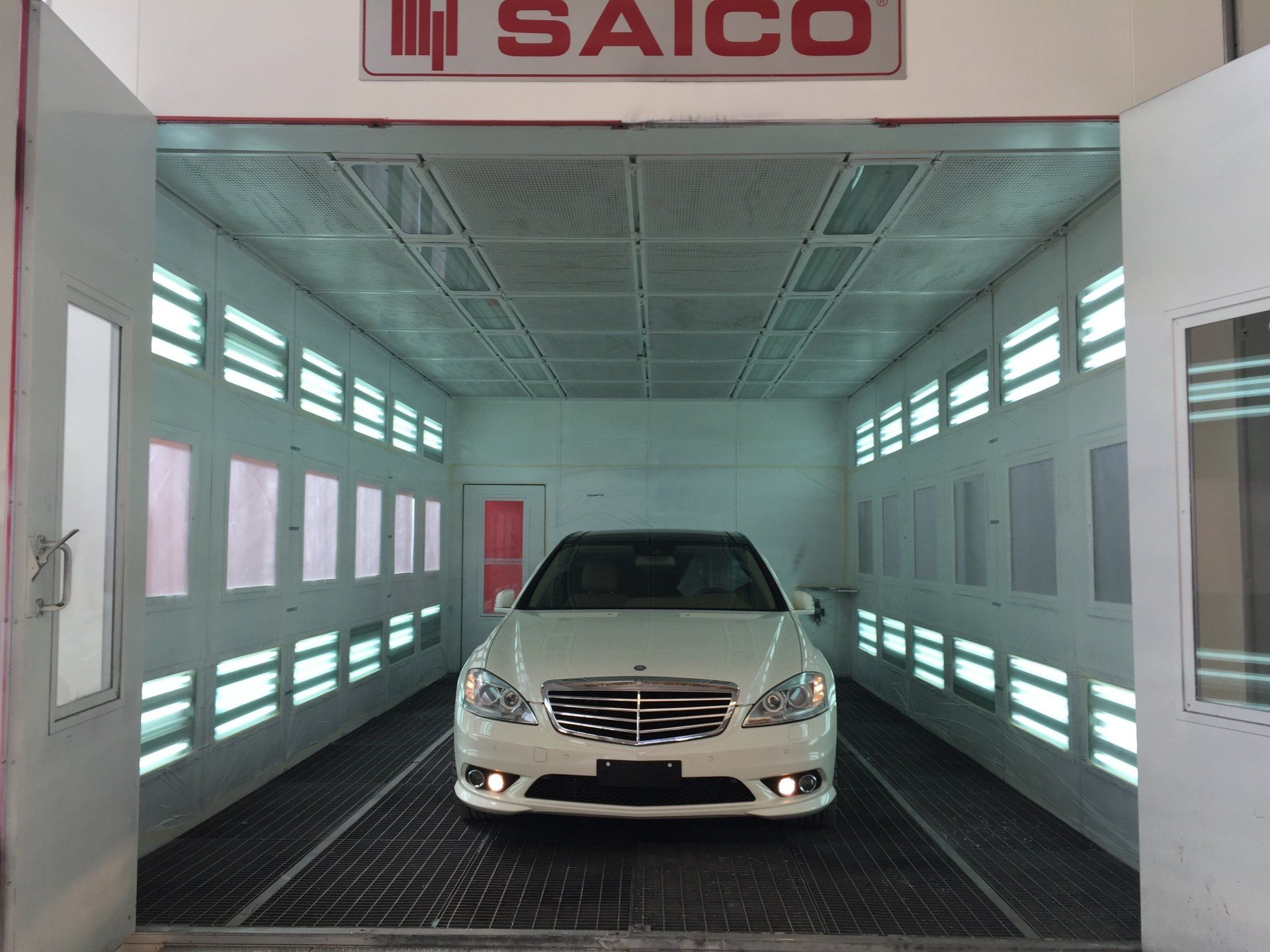 auto in riparazione nell'autofficina