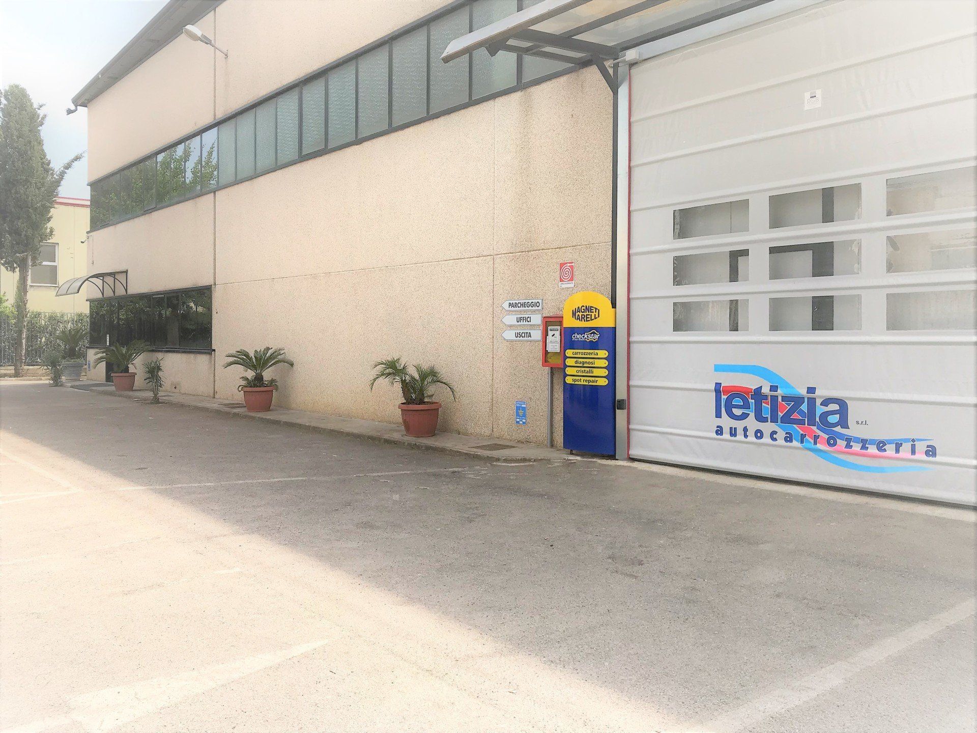 cortile esterno autofficina