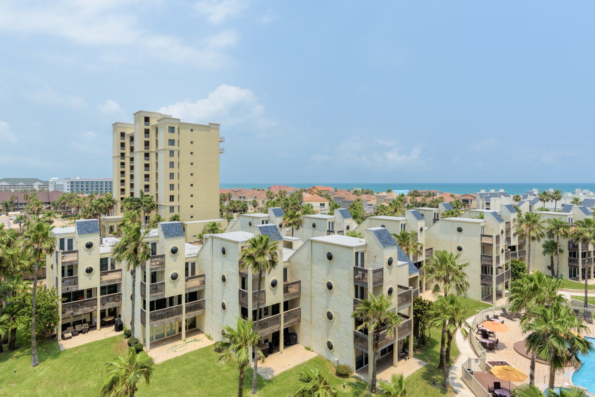 Una vista aérea de una zona residencial con muchos edificios y palmeras.