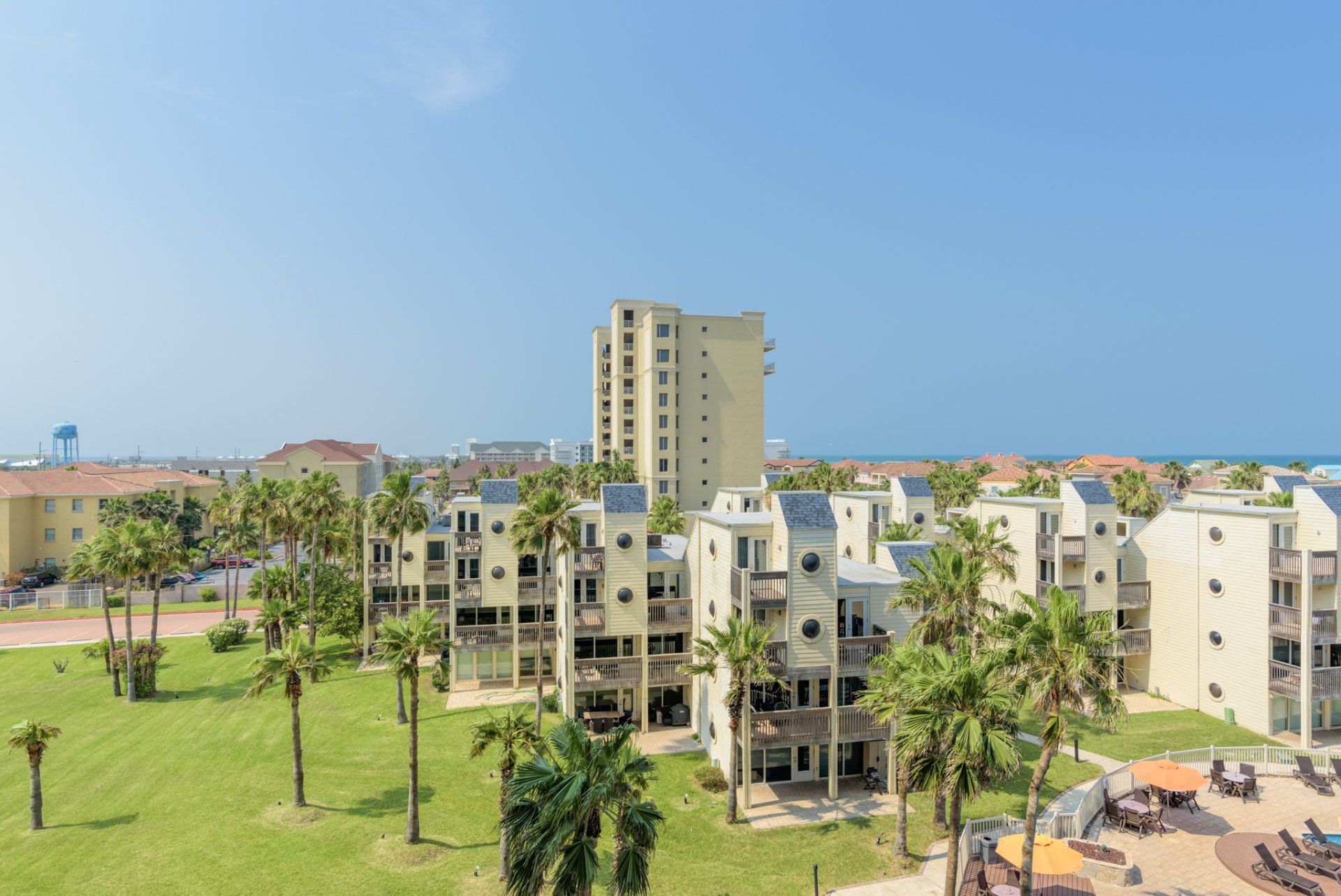 Una vista aérea de un complejo turístico con palmeras y edificios.