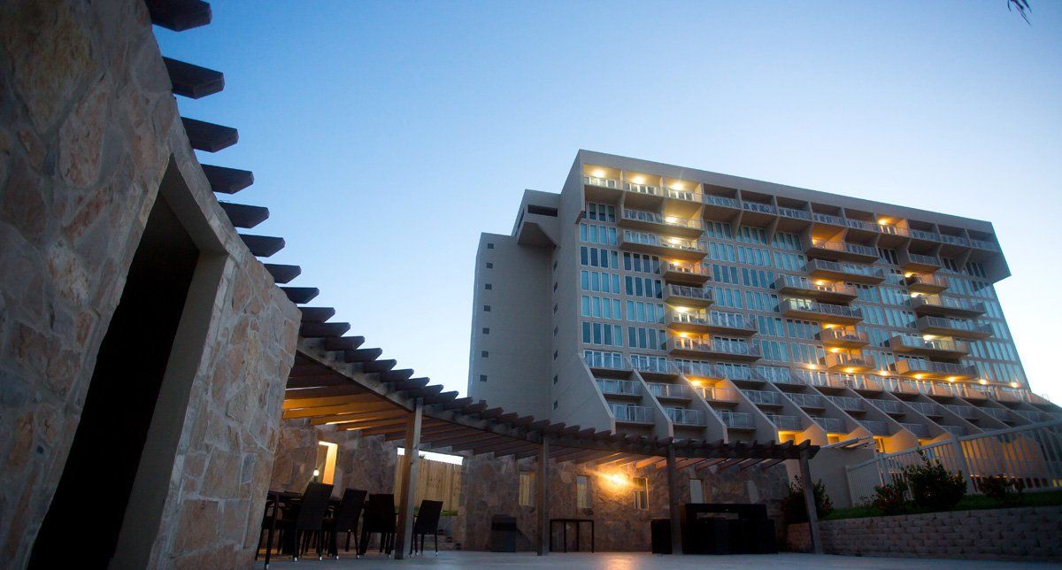 Un gran edificio con muchas ventanas está iluminado por la noche.