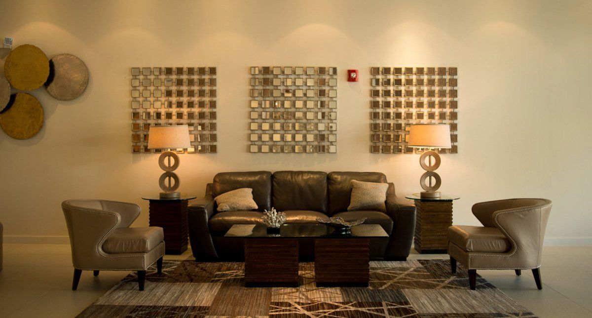 Una sala de estar con sofá, sillas y lámparas.