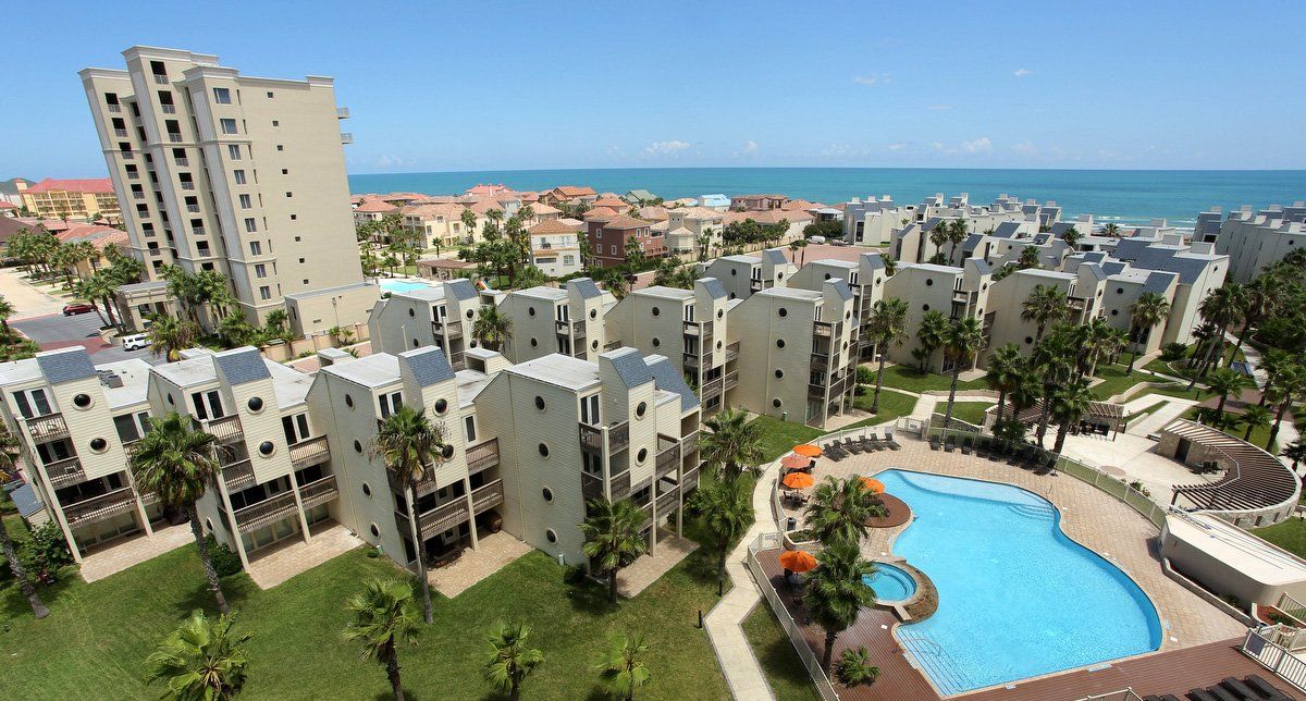Una vista aérea de un complejo turístico con una gran piscina.
