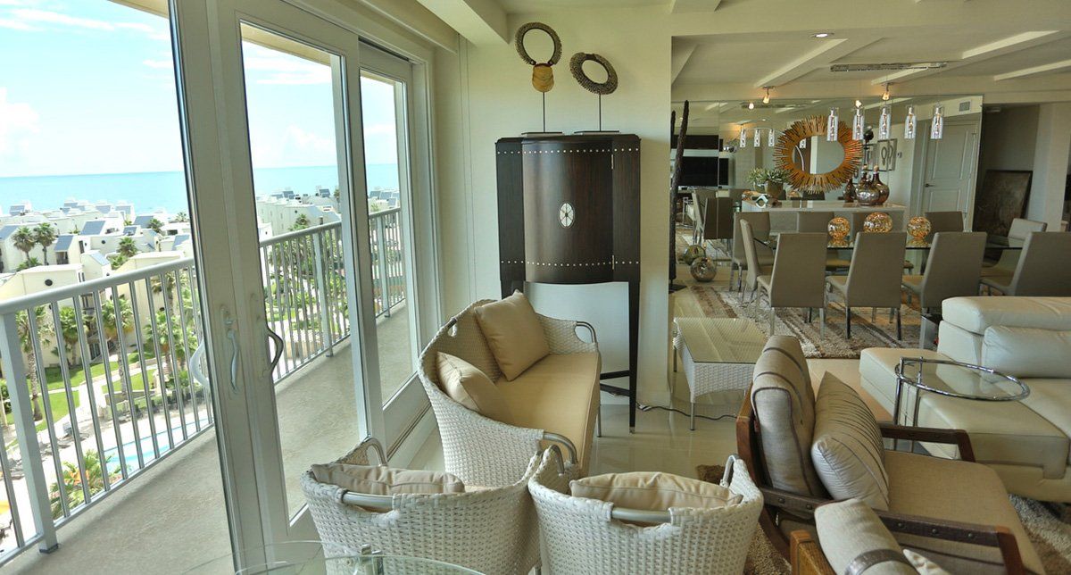 Sala de estar con vista al mar.