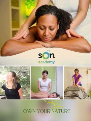Vrouw krijgt een massage bij Son Academy. Andere vrouwen oefenen massage. Slogan 