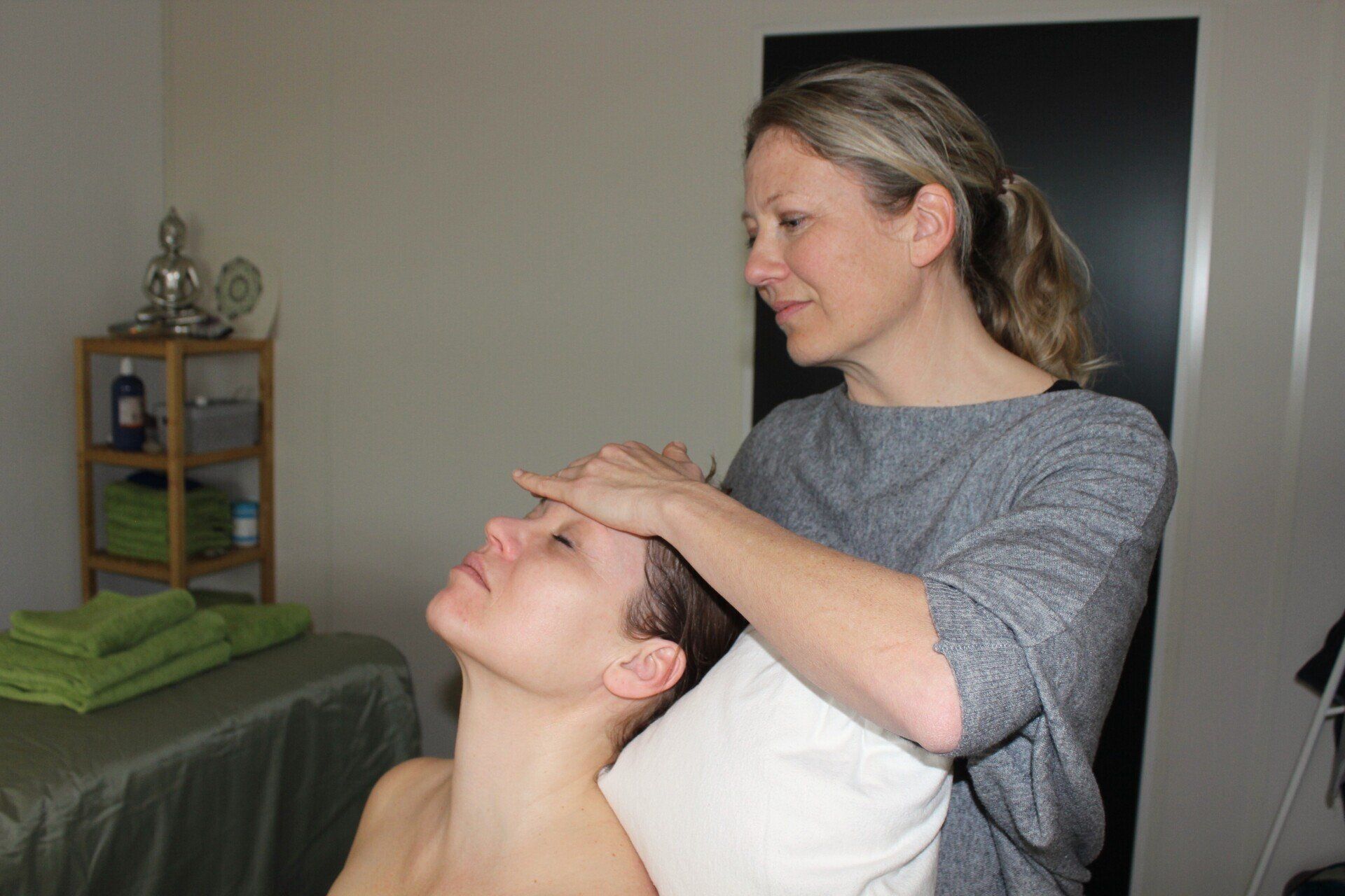 Een vrouw geeft een massage aan een andere vrouw