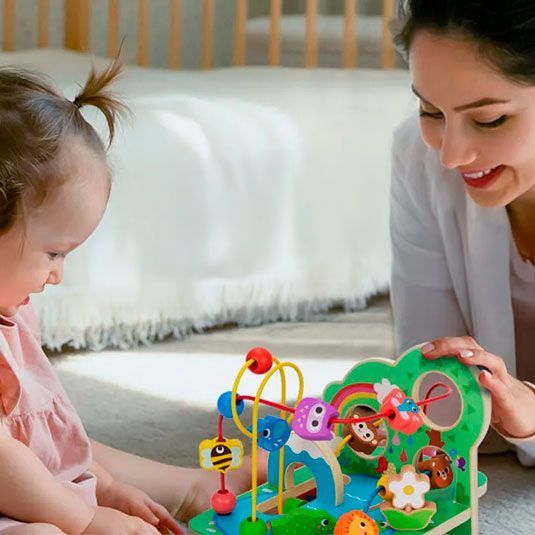 Mãe e filha brincando com aramado de madeira da Tooky Toy
