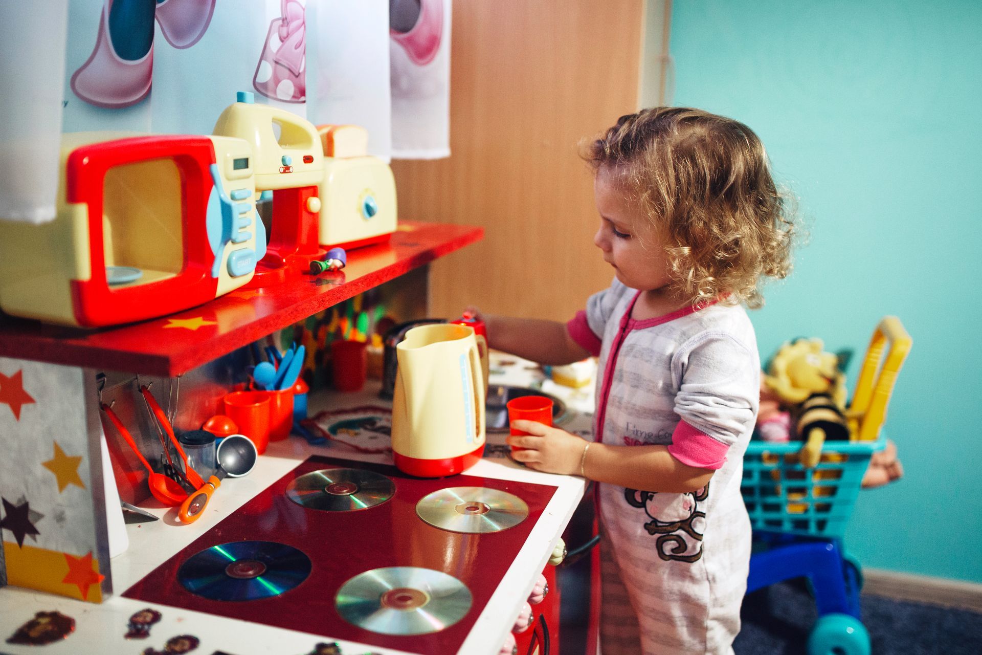 Foto de criança brincando com cozinha em distribuidora de brinquedos