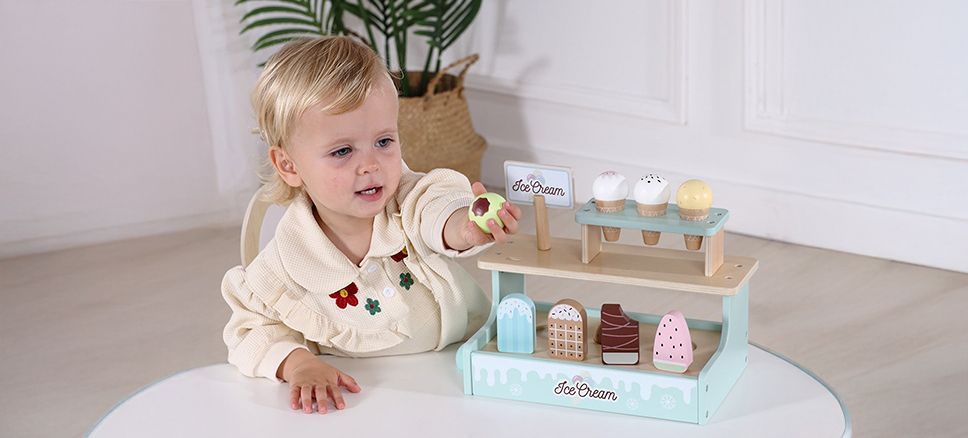 Menina brincando com sorveteria de madeira hda Tooky Toy