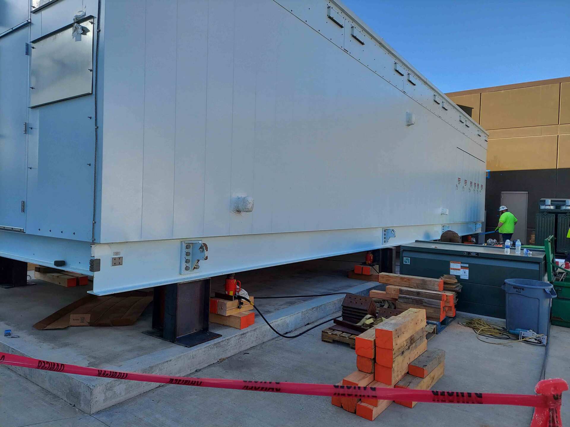 Two Red Jack Lifter — Wenatchee, WA — Columbia Cranes