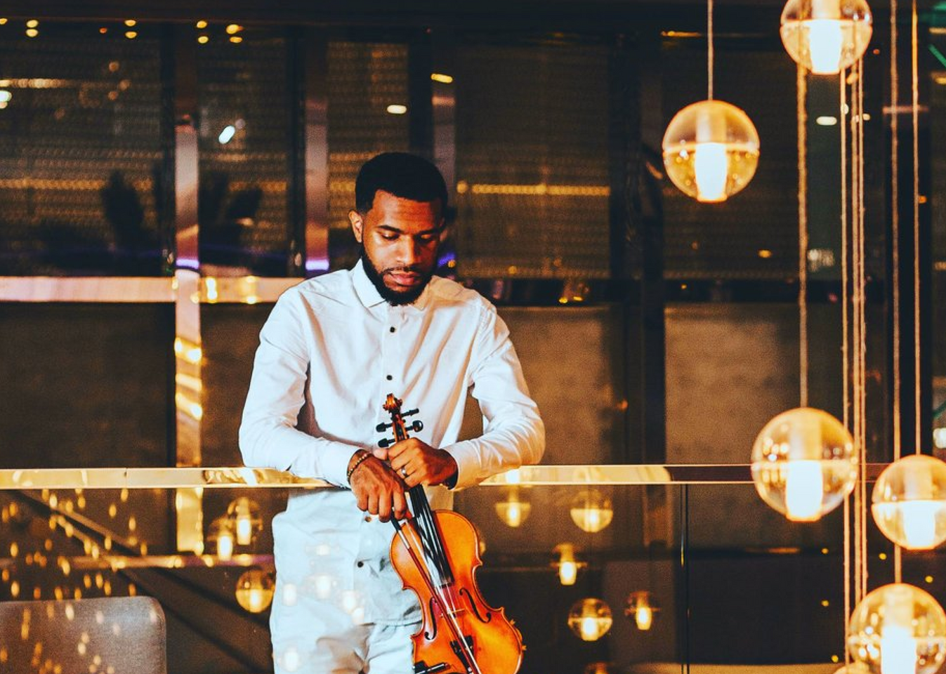 A picture of a man playing a violin