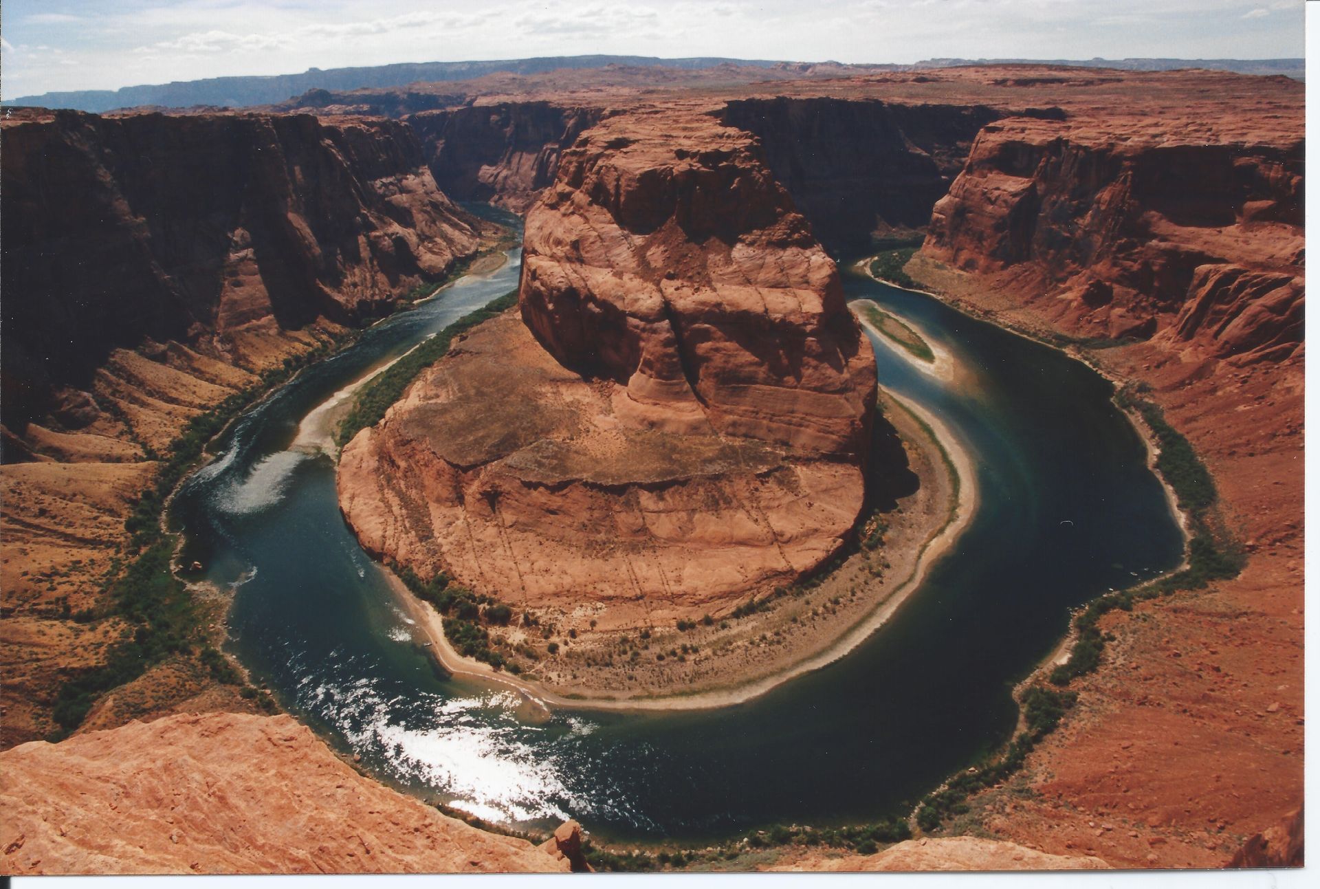 Horseshoe Bend in Arizona: a U-shaped bend in the Colorado River, with red rock formations.