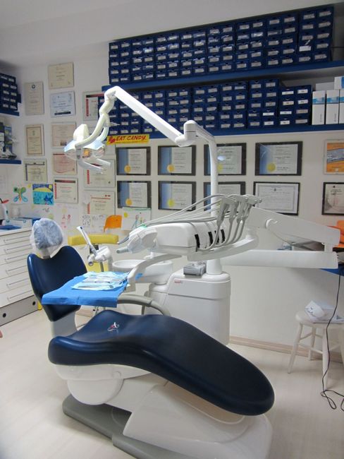 Sala operatoria dello studio dentistico con strumentazione sterilizzata