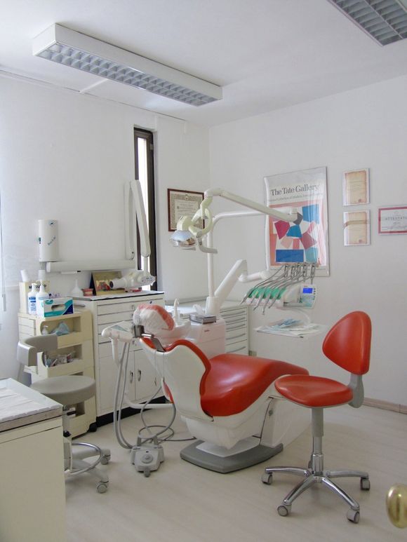 Sala operativa dello studio dentistico con attrezzatura sterilizzata