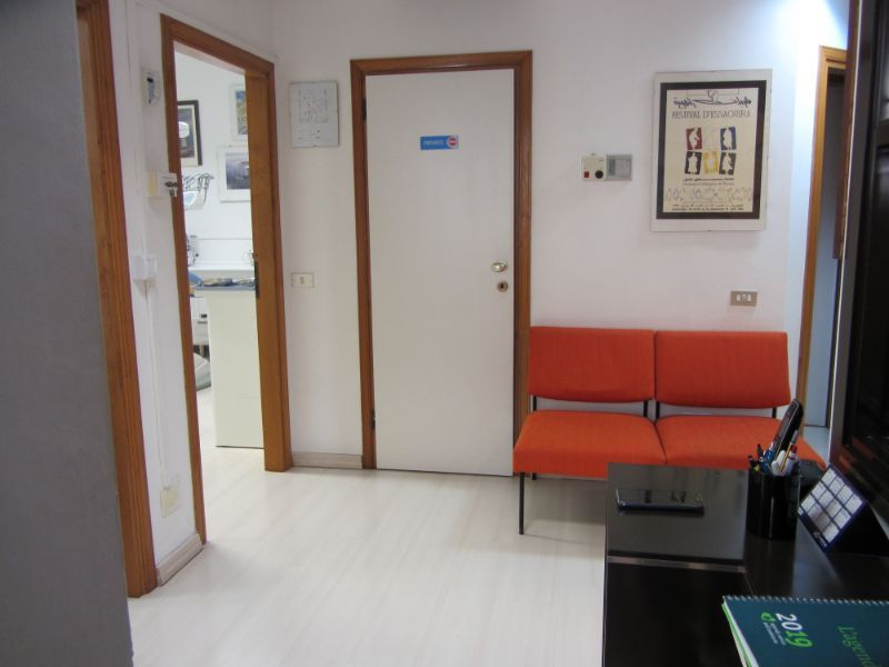 Ingresso dello studio dentistico con poltrone d'attesa