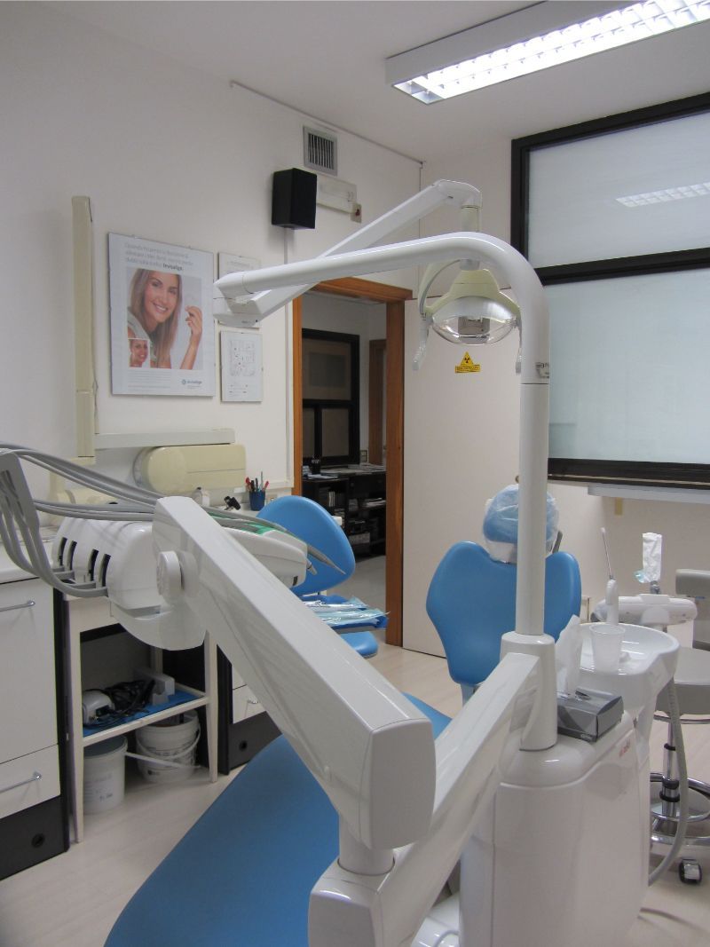 Sala operatoria dentistica con seduta sterilizzata