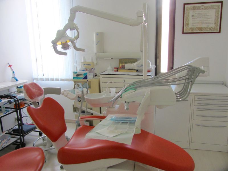 Sedia dentale con attrezzature