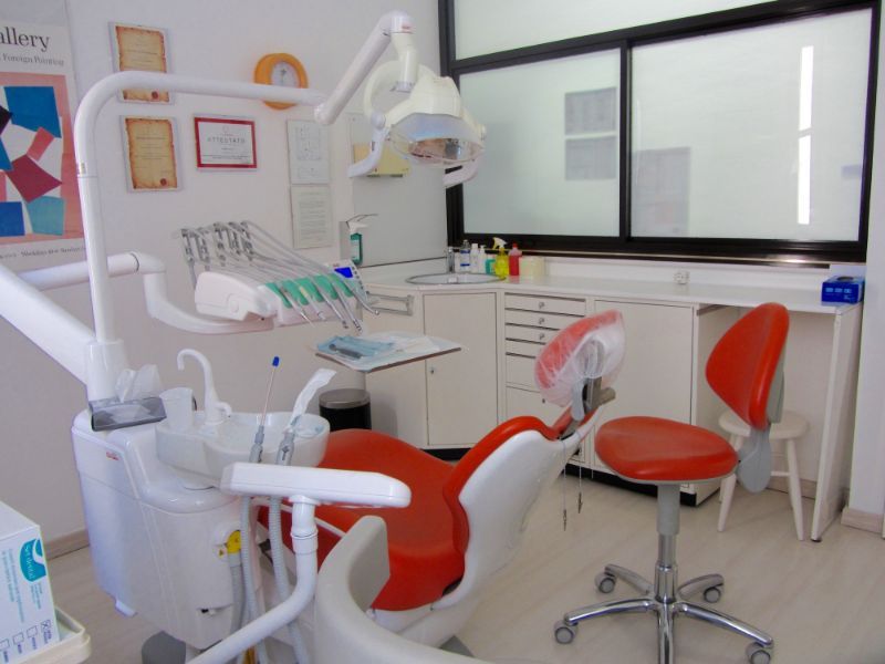 Poltrona dentista con attrezzature per pulizia denti
