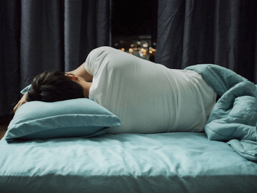 Cara tidur cepat 30 detik dengan tidur menyamping