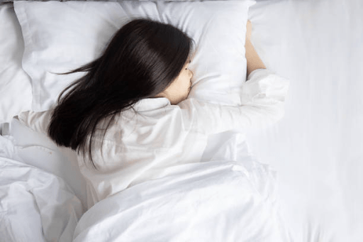 Hindari cara tidur dengan posisi tengkurap