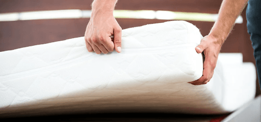 mengecek bahan matras tempat tidur