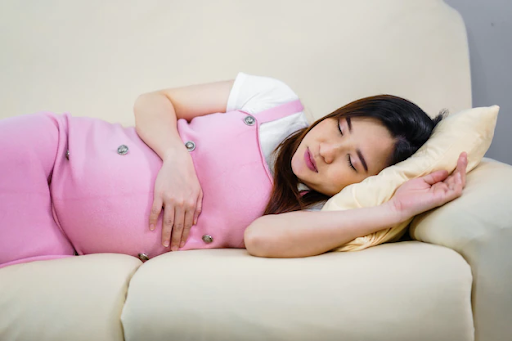 posisi tidur ibu hamil trimester 3 adalah menyamping