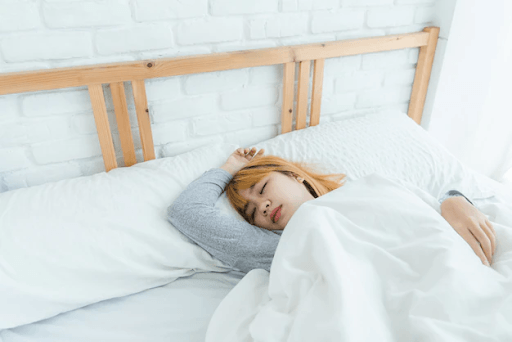 posisi tidur untuk mengurangi nyeri haid adalah telentang