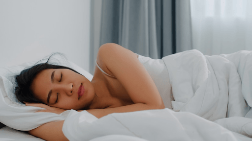 posisi tidur yang baik untuk mengencangkan payudara adalah dengan tidur miring ke kanan