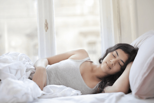 posisi tidur yang baik untuk mengencangkan payudara adalah miring
