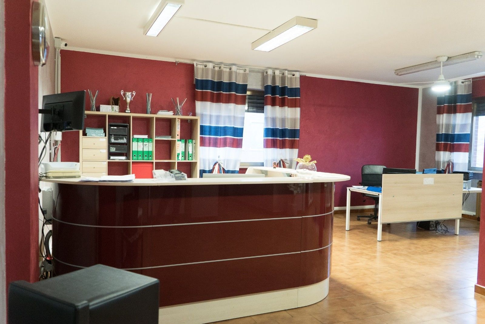Una reception in un ufficio con pareti rosse