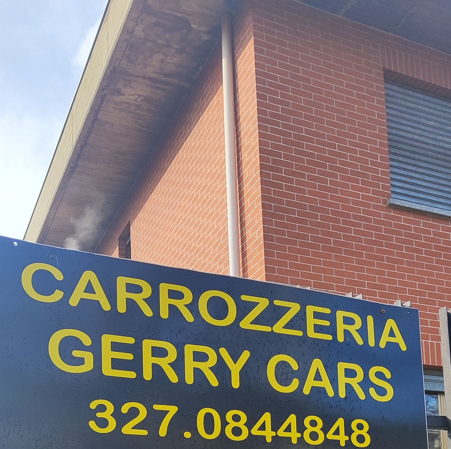 Un cartello nero con scritto carrozzeria gerry cars