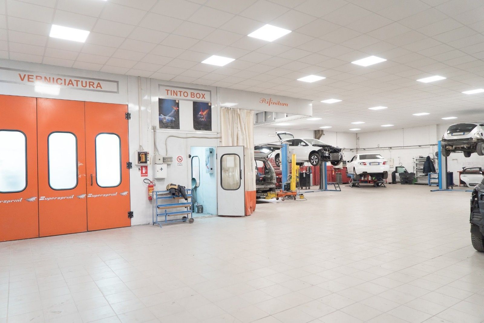Una grande stanza con un sacco di macchine dentro.