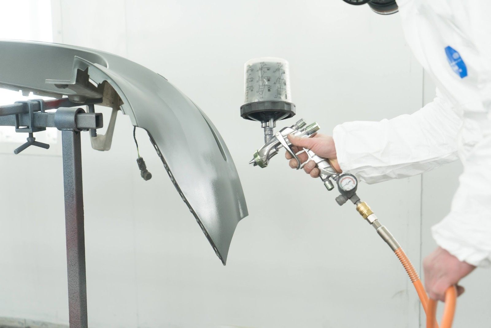 Una sala da pranzo con tavoli e sedie e un dipinto sul muro