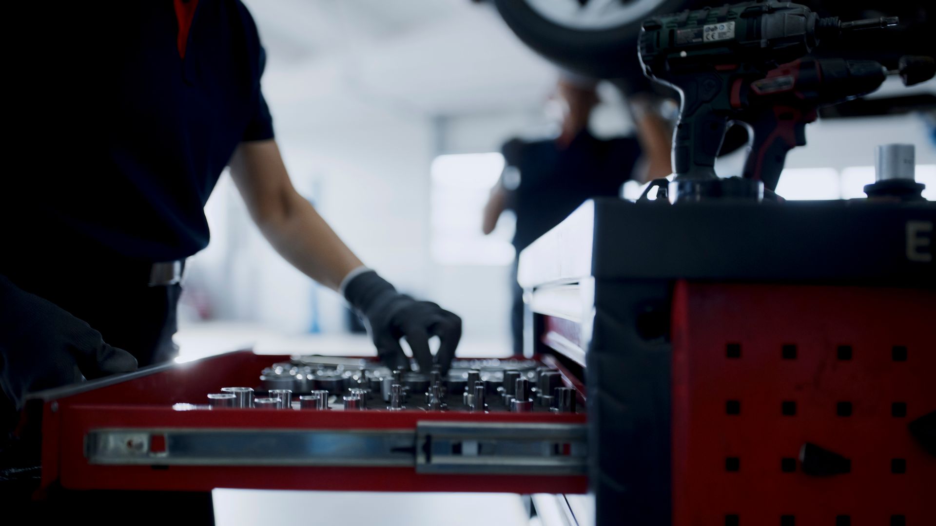 Un meccanico sta lavorando su un'auto in un'officina.