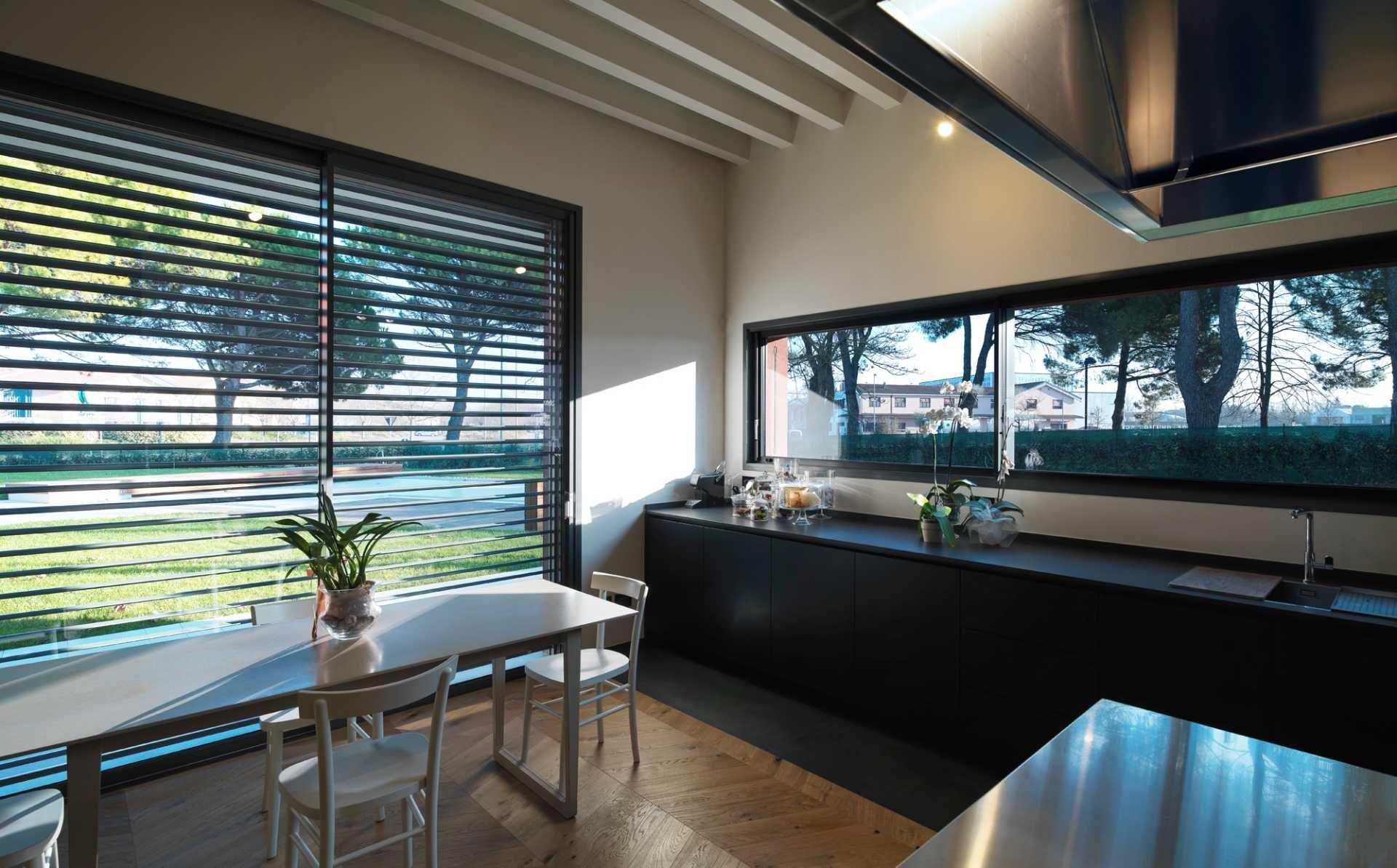 Casa con serramenti e infissi in stile moderno