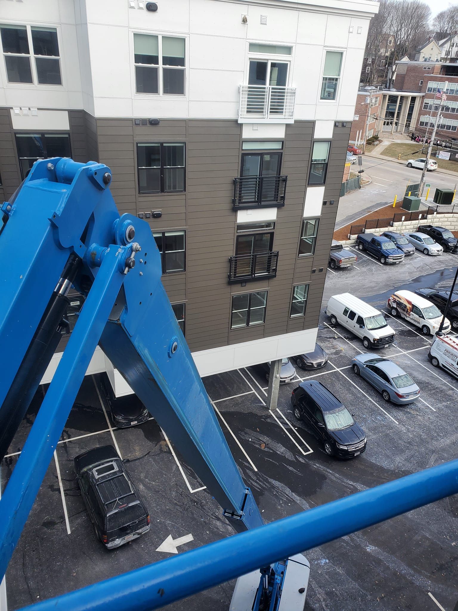 A large building with a lot of cars parked in front of it
