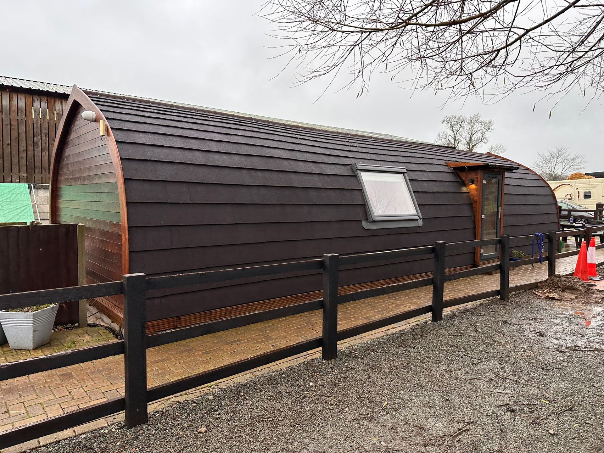 A row of cars are parked in front of a building.